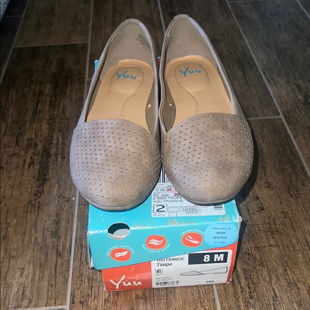 Yuu Women's Taupe Flats
